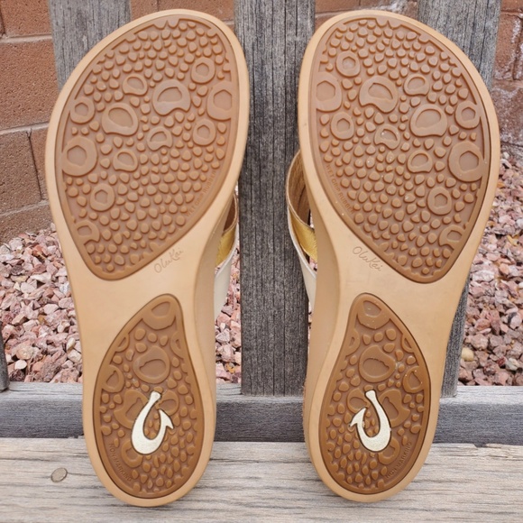 Olukai KAEKAE Slip On Leather Sandals Womens Size 11 Thong Flip Flops Tapa Gold - Picture 11 of 11